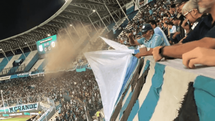 TIRARON CENIZAS DE UN HINCHA EN LA TRIBUNA DE RACING LAS MISMAS CAYERON SOBRE LA MULTITUD